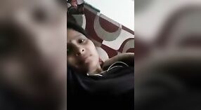 Desi Bhabhi zeigt Ihre nassen und geilen Brüste vor der webcam 1 min 20 s