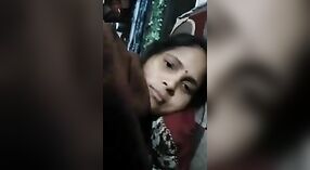 Desi Bhabhi pyszni jej mokre i napalone piersi na kamery 3 / min 10 sec