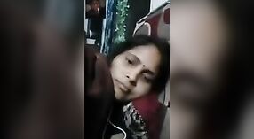 Desi Bhabhi pyszni jej mokre i napalone piersi na kamery 3 / min 30 sec