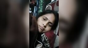 Desi Bhabhi pyszni jej mokre i napalone piersi na kamery 3 / min 40 sec