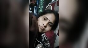 Desi Bhabhi pyszni jej mokre i napalone piersi na kamery 3 / min 50 sec