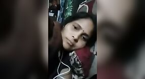 Desi Bhabhi zeigt Ihre nassen und geilen Brüste vor der webcam 4 min 00 s