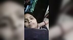 Desi Bhabhi pyszni jej mokre i napalone piersi na kamery 1 / min 00 sec