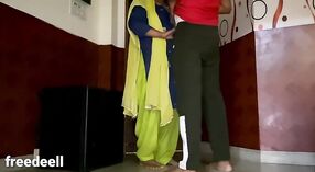インドの熟女はホットアナルセックスセッションで彼女のパートナーをだまします 0 分 40 秒