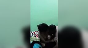 隠されたカメラは、インドのカップルの蒸し暑いホームセックスを捉えています 0 分 30 秒