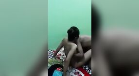 A câmara escondida captura o sexo caseiro fumegante do Casal indiano 1 minuto 10 SEC