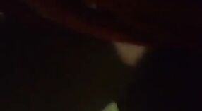 Desi femme à la chatte poilue se fait pilonner devant la caméra dans son village 1 minute 20 sec