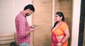 Desi bhabhi dengan payudara besar menelanjangi dan memamerkan tubuhnya yang montok dalam video panas 0 min 0 sec