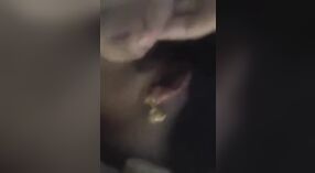 Carino e paffuto Desi ragazza dà un esperto pompino in questo fatto in casa video 3 min 30 sec