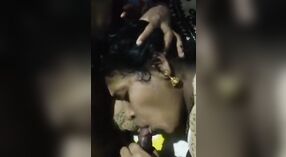 Desi girl mignonne et potelée fait une pipe experte dans cette vidéo maison 1 minute 00 sec