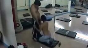 Playgirl terangsang Memberikan Blowjob tenggorokan dalam di gym 1 min 00 sec