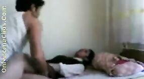 A adolescente indiana Mallu faz sexo com o namorado no quarto dele 1 minuto 20 SEC