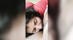 Индийская эскорт-девушка делает страстный минет в своем первом видео 0 минута 0 сек