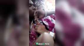 Kız arkadaşının meme uçlarını emen ve yalayan Tamil bir adamla yumuşak ila sert açık havada seks 1 dakika 20 saniyelik