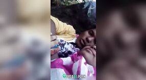 Kız arkadaşının meme uçlarını emen ve yalayan Tamil bir adamla yumuşak ila sert açık havada seks 2 dakika 50 saniyelik