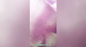 Kız arkadaşının meme uçlarını emen ve yalayan Tamil bir adamla yumuşak ila sert açık havada seks 3 dakika 50 saniyelik