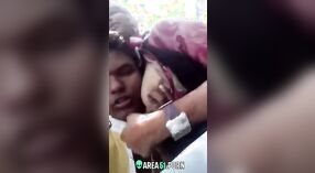 Kız arkadaşının meme uçlarını emen ve yalayan Tamil bir adamla yumuşak ila sert açık havada seks 4 dakika 50 saniyelik