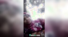 Kız arkadaşının meme uçlarını emen ve yalayan Tamil bir adamla yumuşak ila sert açık havada seks 5 dakika 20 saniyelik