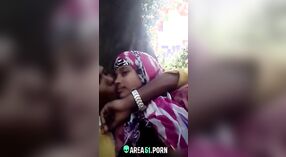 Kız arkadaşının meme uçlarını emen ve yalayan Tamil bir adamla yumuşak ila sert açık havada seks 6 dakika 20 saniyelik