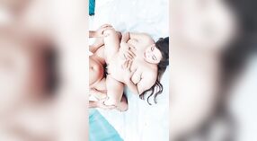 Vollbusiges Desi babe masturbiert und wird vor der Kamera in pakistanischem sexvideo gefickt 1 min 50 s