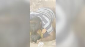 Un chico lleva a una joven Desi a un callejón para tener sexo al aire libre, lo que lleva a un MMC 0 mín. 0 sec