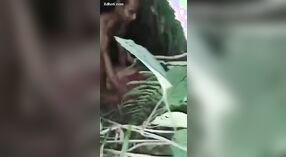 Bibi India dengan payudara besar telanjang dan telah membayar seks di luar ruangan 0 min 0 sec