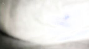 தேசி ஜோடியின் குறும்பு வெப்கேம் வீடியோ பகிரப்படுகிறது 1 நிமிடம் 30 நொடி