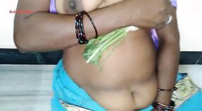 Indische Mutter genießt weiße Radieschen in hausgemachtem porno 2 min 00 s