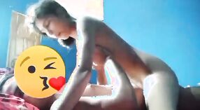 Gadis ramping dengan payudara kecil mengendarai ayam keras Desi dalam video XXX yang menyakitkan 3 min 00 sec
