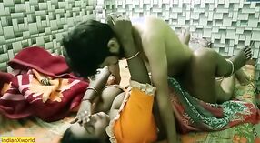 Desi情妇和她的女仆与儿子一起从事铁杆BDSM 5 敏 40 sec