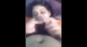 Tante Indienne devient coquine avec son amant noir dans cette vidéo 3 minute 00 sec