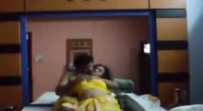 Una película porno de Gujarat con una pareja casada que se entrega al sexo oral y al juego anal 1 mín. 20 sec