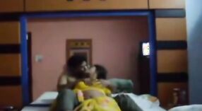 Una película porno de Gujarat con una pareja casada que se entrega al sexo oral y al juego anal 1 mín. 40 sec