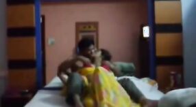 Una película porno de Gujarat con una pareja casada que se entrega al sexo oral y al juego anal 2 mín. 20 sec