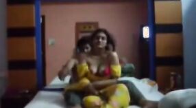 Una película porno de Gujarat con una pareja casada que se entrega al sexo oral y al juego anal 2 mín. 40 sec