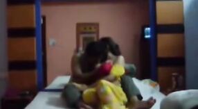 Una película porno de Gujarat con una pareja casada que se entrega al sexo oral y al juego anal 3 mín. 20 sec