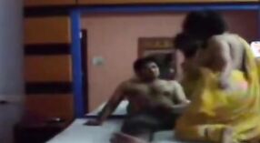 Una película porno de Gujarat con una pareja casada que se entrega al sexo oral y al juego anal 4 mín. 20 sec