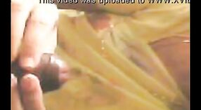 A mulher indiana faz um broche ao marido neste vídeo quente 1 minuto 40 SEC