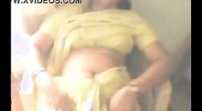 A mulher indiana faz um broche ao marido neste vídeo quente 3 minuto 40 SEC