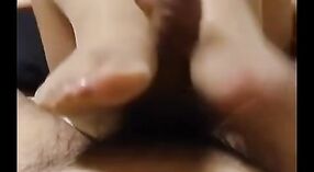 भारतीय गृहिणी देसी रुखीला वाफेच्या समलिंगी व्हिडिओमध्ये बोटांनी आणि गोंधळात पडले 2 मिन 20 सेकंद