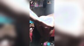 Desi milf devient coquine sur son téléphone pendant le sexe hardcore 7 minute 00 sec