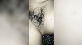 Video invisible del coño peludo de una niña india mms que se complace 0 mín. 0 sec