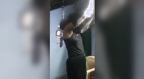 Video de sexo indio presenta a una traviesa chica tamil intercambiando su vestido por la cámara 0 mín. 0 sec