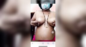 Desi bà nội trợ được nghịch ngợm trong một striptease chương trình điều đó showcases cô ấy curves 1 tối thiểu 20 sn