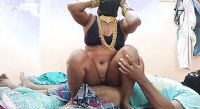 அமெச்சூர் டீன் ஒரு முகமூடியில் ஒரு டிக் சவாரி செய்வதை அனுபவிக்கிறார் 8 நிமிடம் 40 நொடி