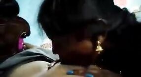 Azgın istemci alır memnun tarafından bir Telugu telekız içinde bu Hint Porno video 0 dakika 0 saniyelik