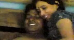 Olgun Hintli karısı erkek arkadaşını ev yapımı videoda başka bir adamla aldatıyor! 0 dakika 0 saniyelik