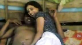 Olgun Hintli karısı erkek arkadaşını ev yapımı videoda başka bir adamla aldatıyor! 0 dakika 50 saniyelik