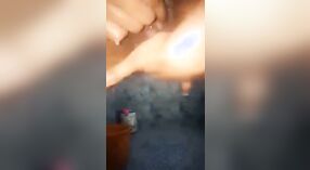 Nastolatek pokazuje swoje nagie piersi w łazience 4 / min 40 sec