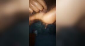 Nastolatek pokazuje swoje nagie piersi w łazience 5 / min 00 sec